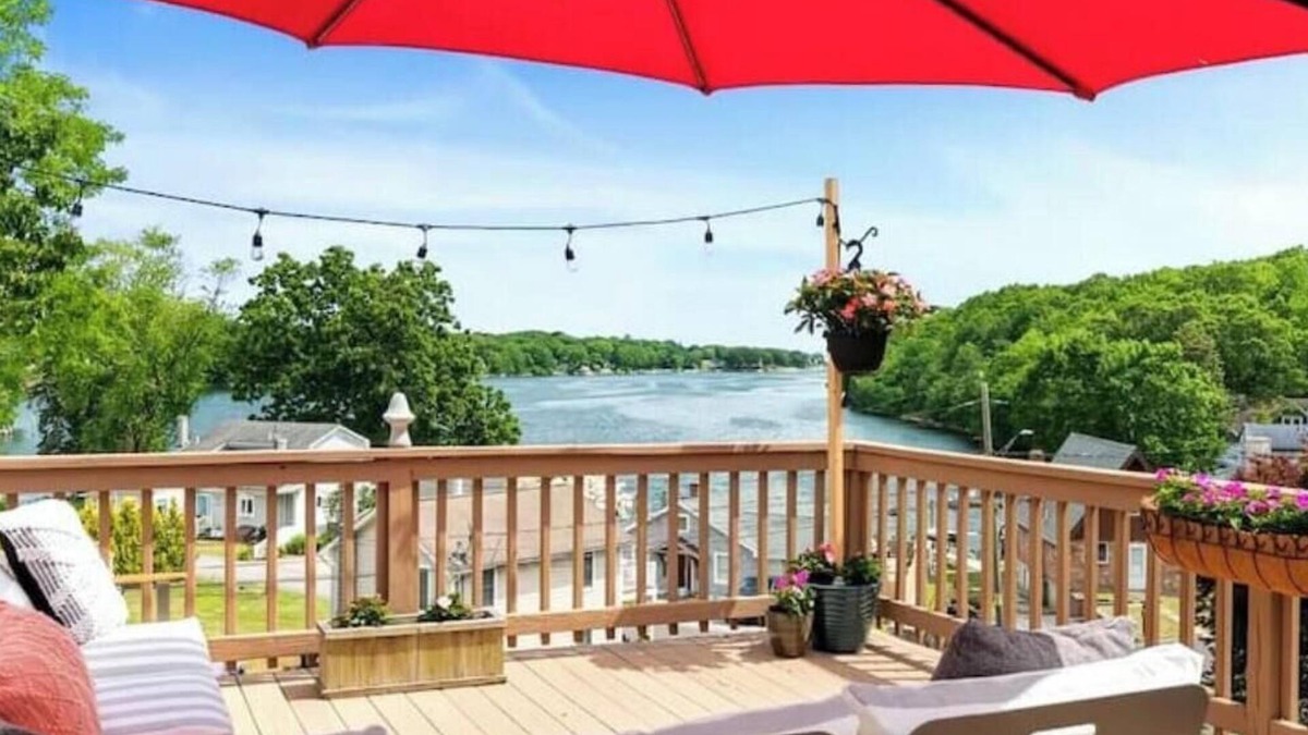 Waterford House | Stylish Retreat Waterviews