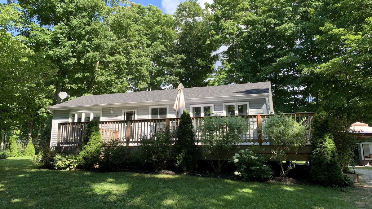 Sauble Beach House | Stylish Sauble Beach Cottage– 3-Bedroom Family Getaway, 10 Min Walk to the Beach