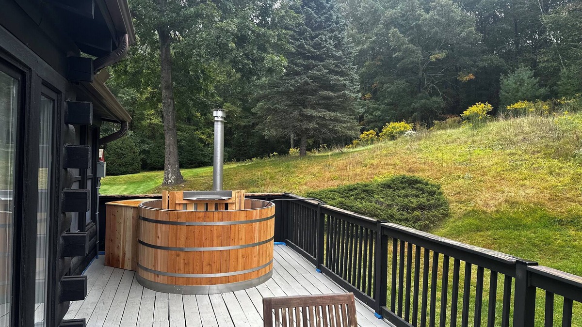 Marble Dale Cabin | Stylish & Scenic Escape: Chef's Kitchen ~ Hot Tubn