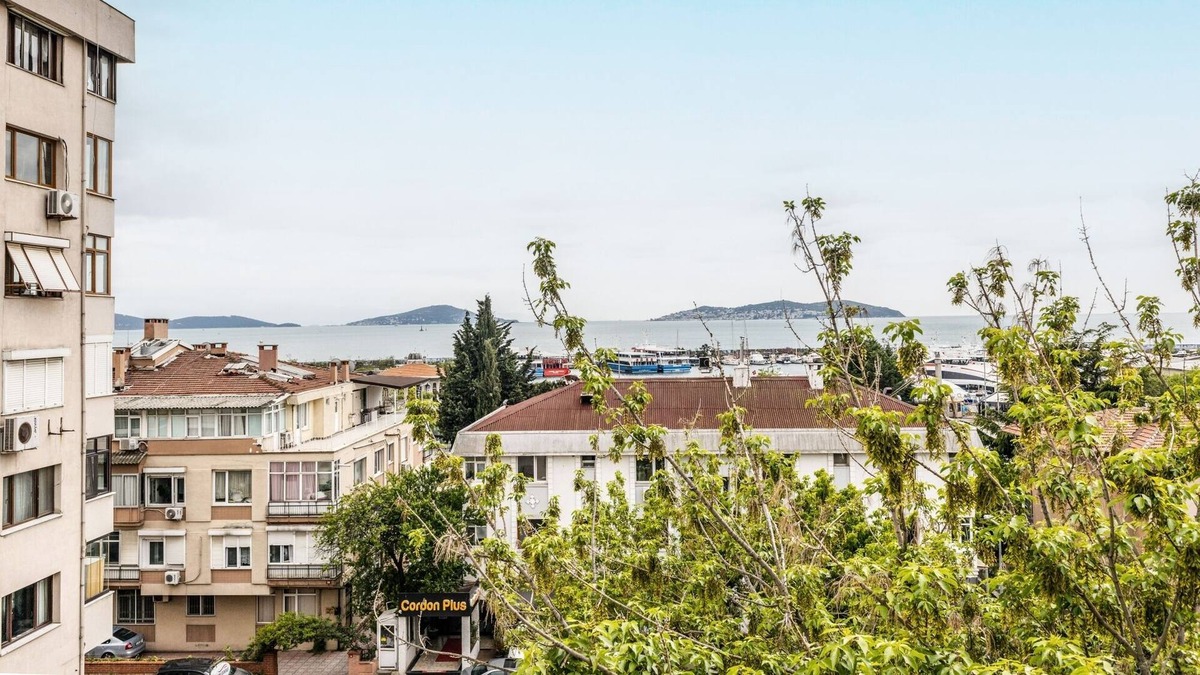 Bostanci Apartment | Stylish Sea View Flat on Bagdat Avenue in Bostanci