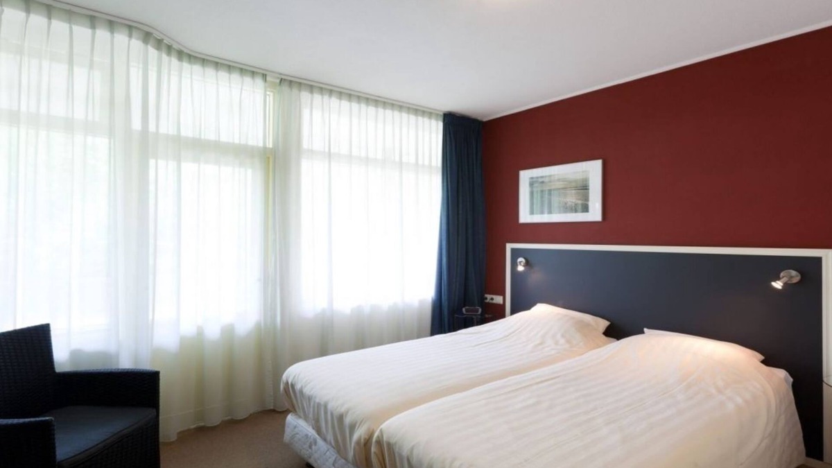 Renesse Hotel | Stylish Seaside Stay, steps from Dunes, Cycling paths, and Beach Escape