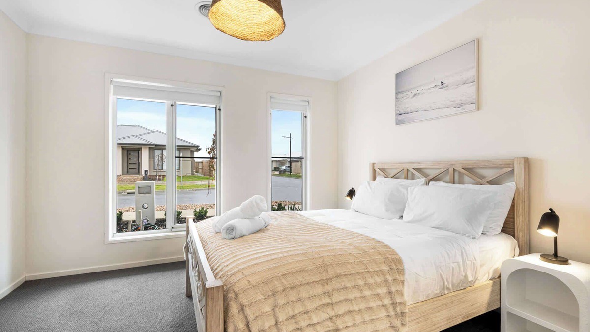 Mount Duneed House | Stylish & Simple 3BR Mount Duneed Home
