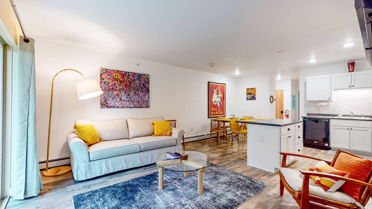 Warren Condo | Stylish ski-in/out condo with fireplace and resort pool access