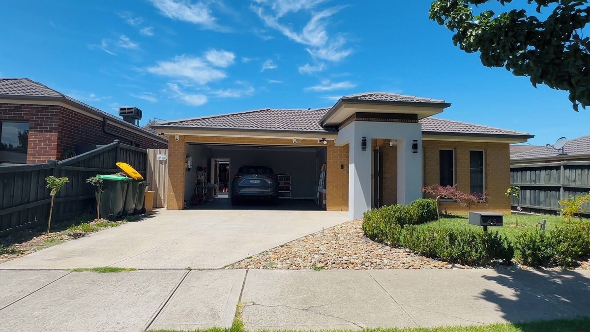 Deer Park House | Stylish Small Ocean Home near Deer Park Train Station-Private Room