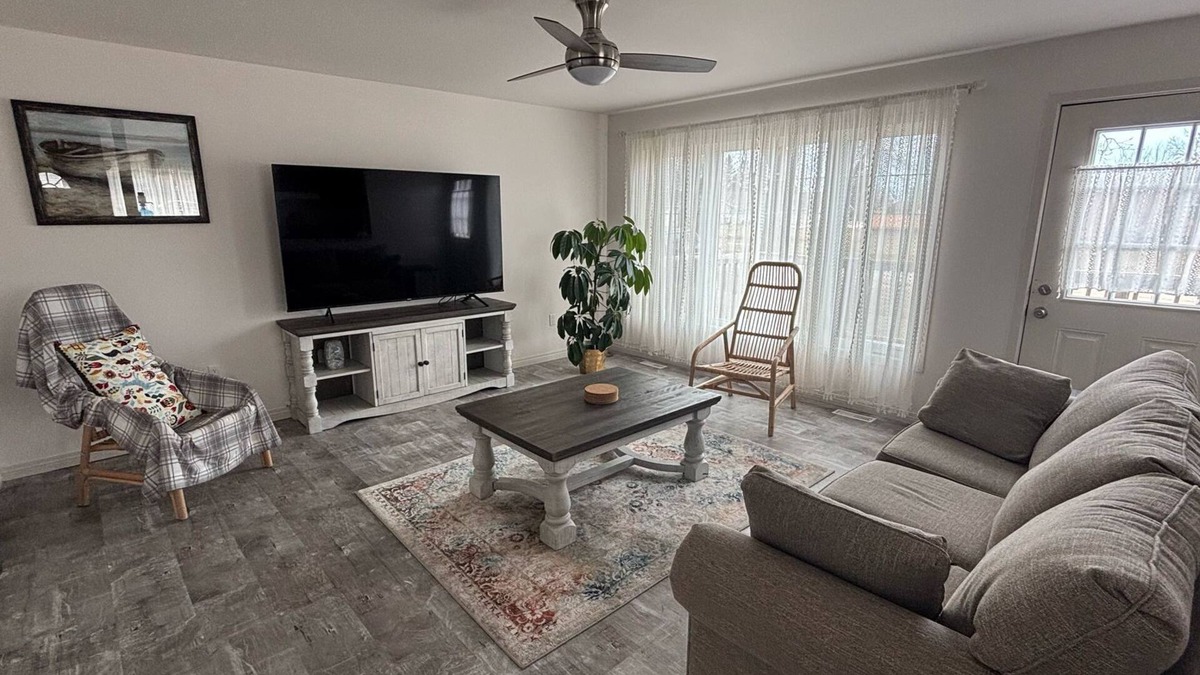 Gimli Cottage | Stylish South Beach Cottage –Netflix, Barbeque, WiFi & Outdoor Fire Pit