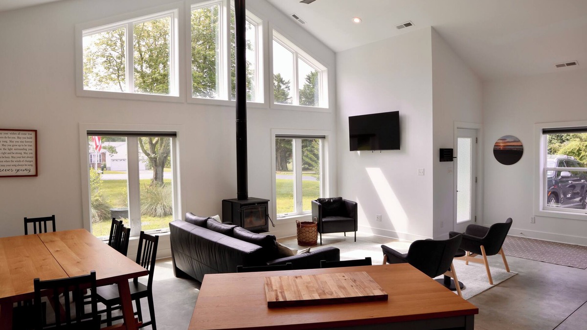 Berlin House | Stylish Southpoint Retreat - Spacious 4 Bed Barndominium near Assateague Beach