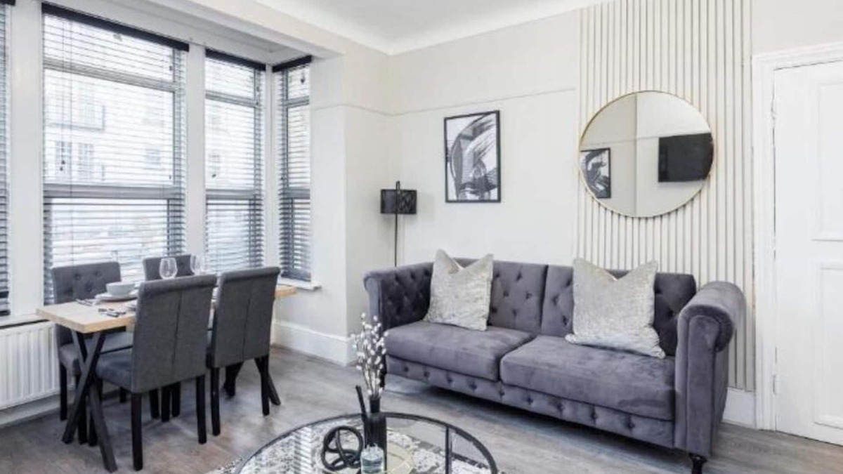Southend-on-Sea Apartment | Stylish & Spacious 2BR City Centre Near High St by Luxiety Stays