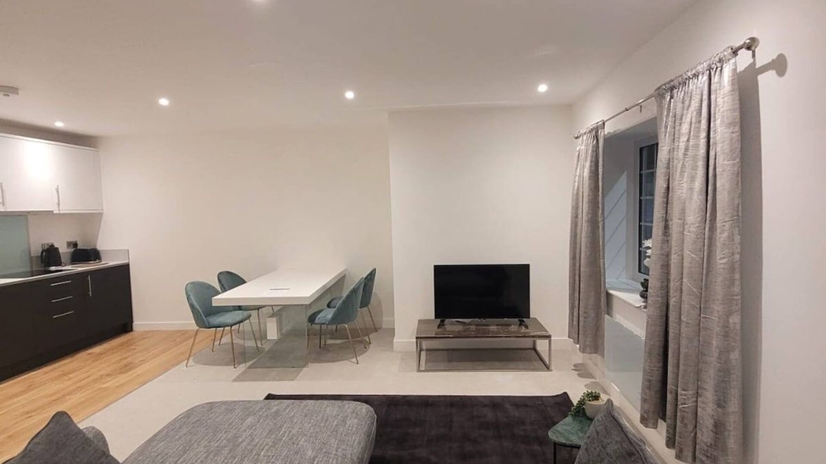 Wainscot Apartment | Stylish Spacious 1 Bed Flat Rochester Strood Located Centrally