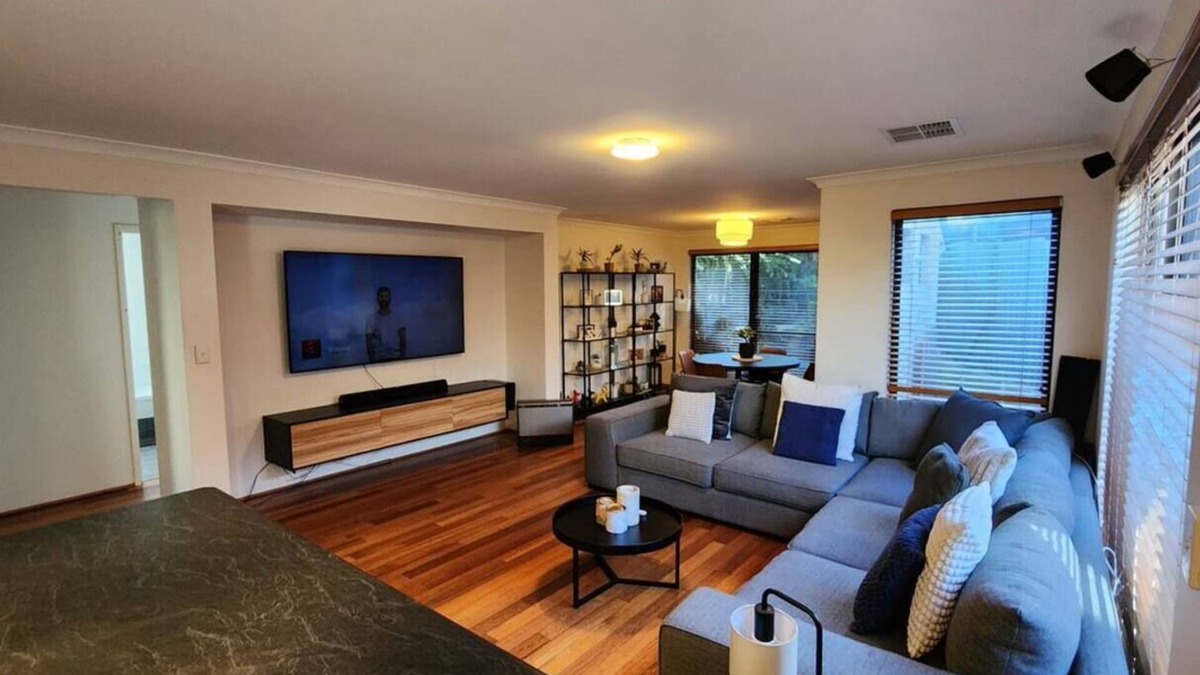Innaloo House | Stylish & Spacious 3 Bed 2 Bath Home in Doubleview. Perfect for Family & Groups!
