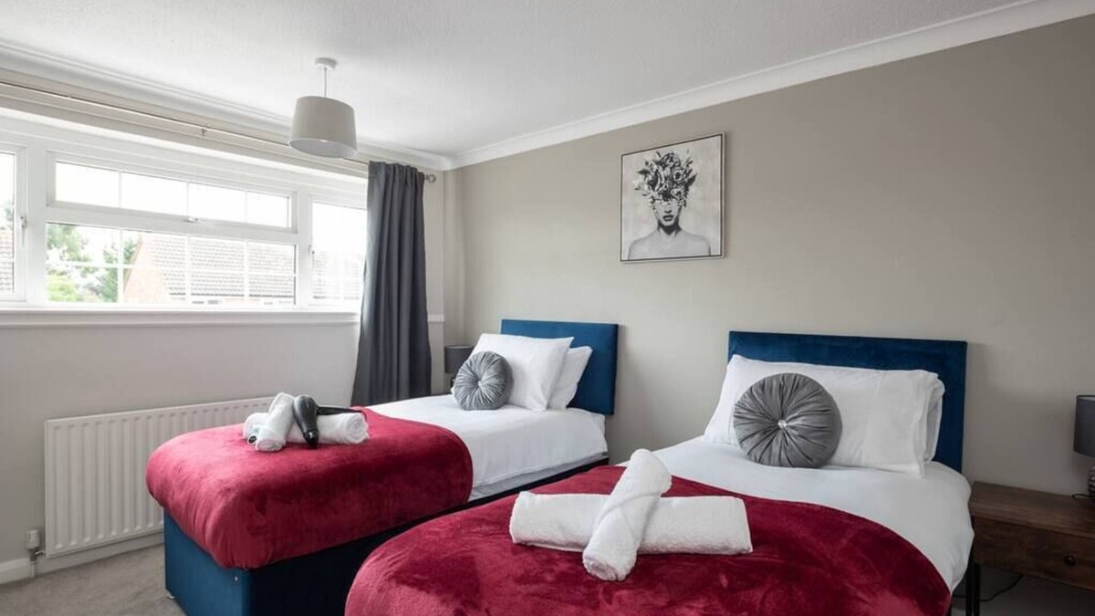 Bletchley House | Stylish & Spacious 3BR Home With Private Driveway