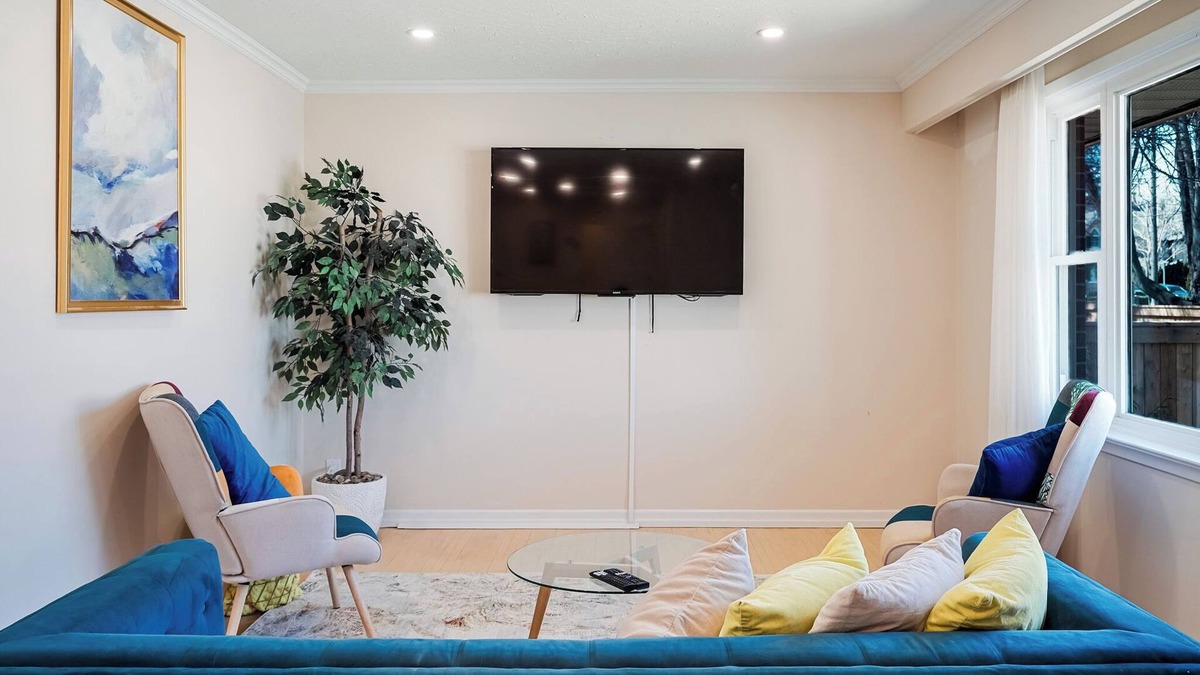 Whitby House | Stylish, Spacious 6-Bedroom Home. 30 minutes from Downtown Toronto