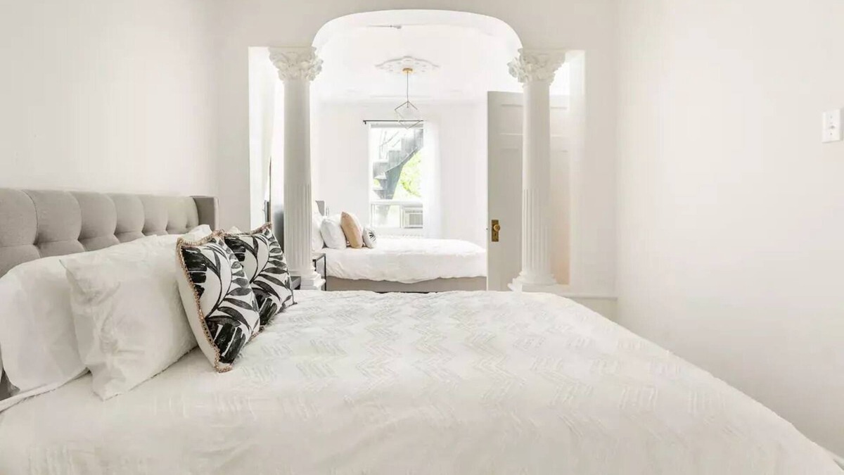 De Lorimier Apartment | Stylish, Spacious and Cozy with Private Parking