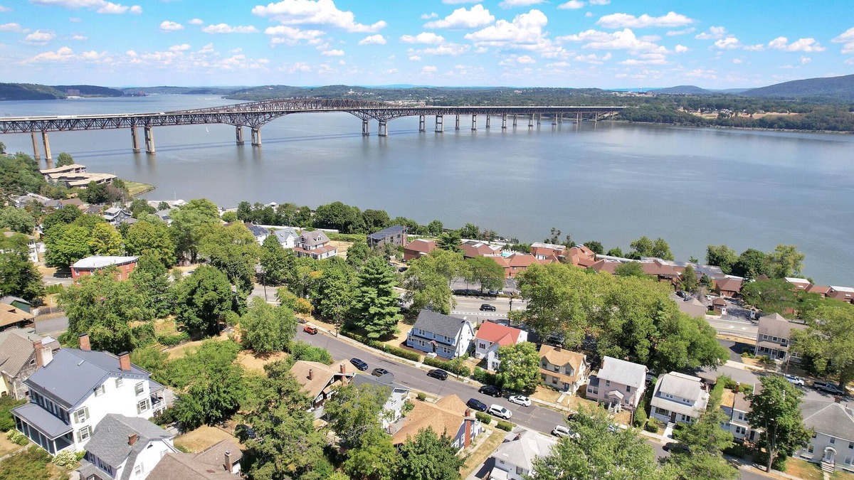 Newburgh House | Stylish & Spacious House w/Hudson River Views