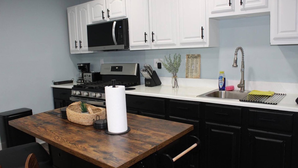 Newark Apartment | Stylish & Spacious Newark Retreat - Perfect for City Getaways!