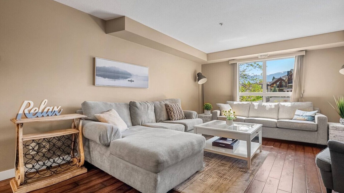East Kootenay Condo | Stylish | Spacious | Pool | Hot Tub | Lake Front