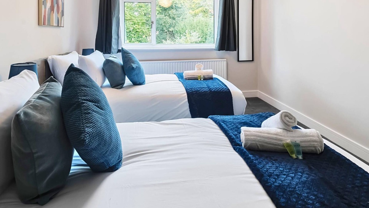Camberley House | Stylish & Spacious Stay | Garden | 2X Free Parking