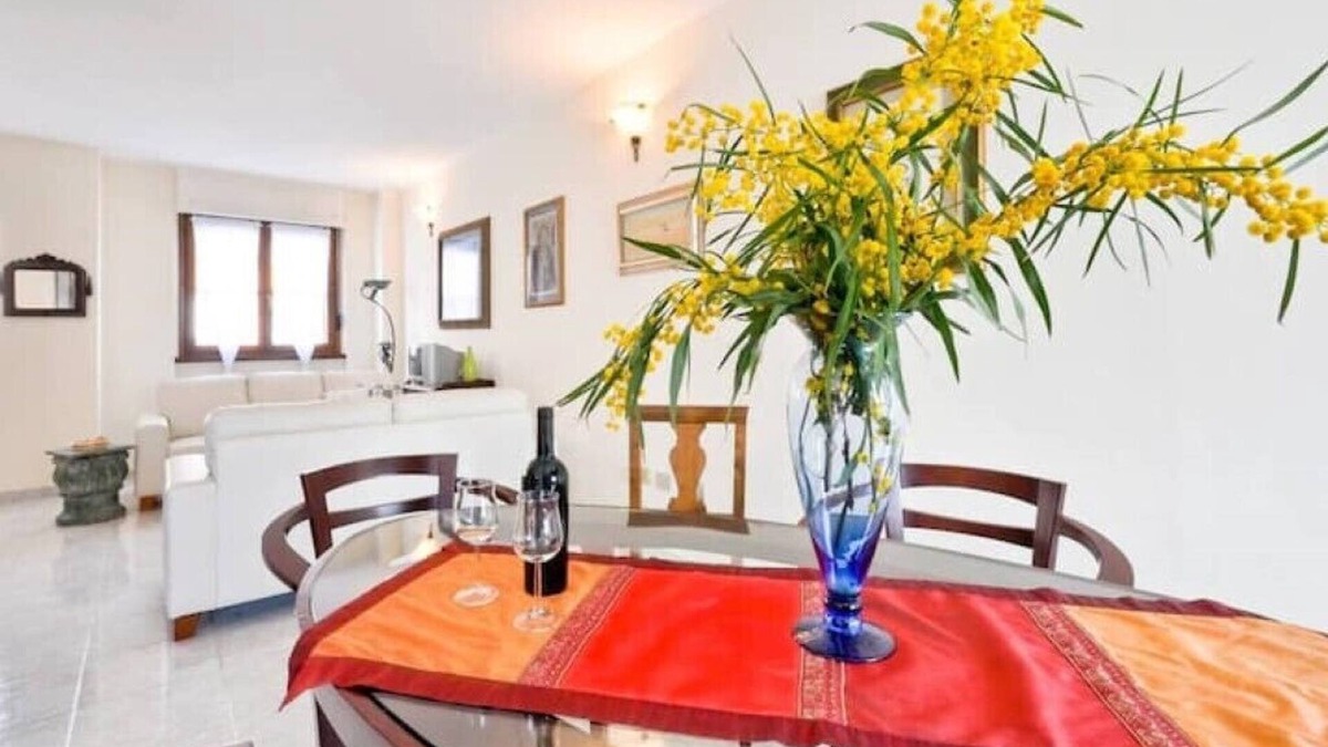 Fertilia House | Stylish & Spacious Townhouse - Walk to Beach & Town