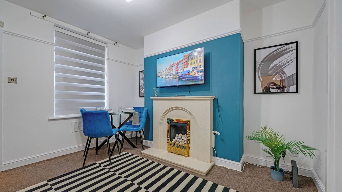 Liverpool House | Stylish Stay ♥ Near Anfield Stadium & City