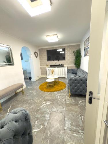Heath Apartment | Stylish Stay Near Everything
