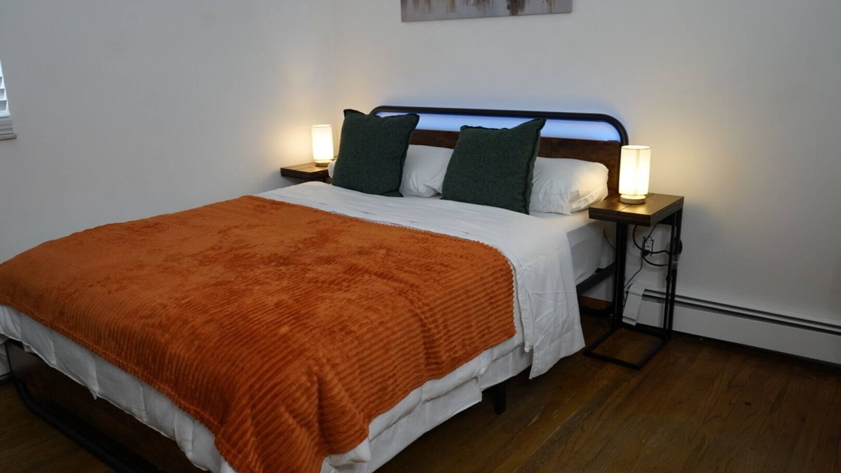 Palisades Park Apartment | Stylish Stay, Steps to NYC - ROOM