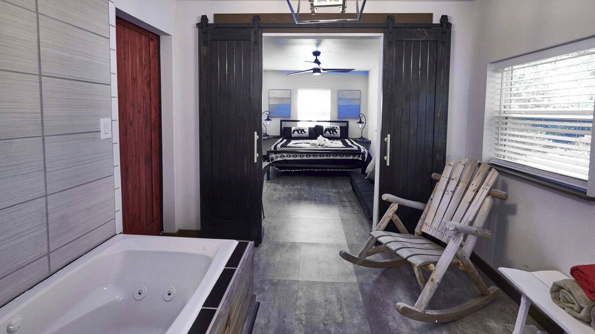 Pigeon Forge House | Stylish stay w/Hot Tub + Walk to Attractions
