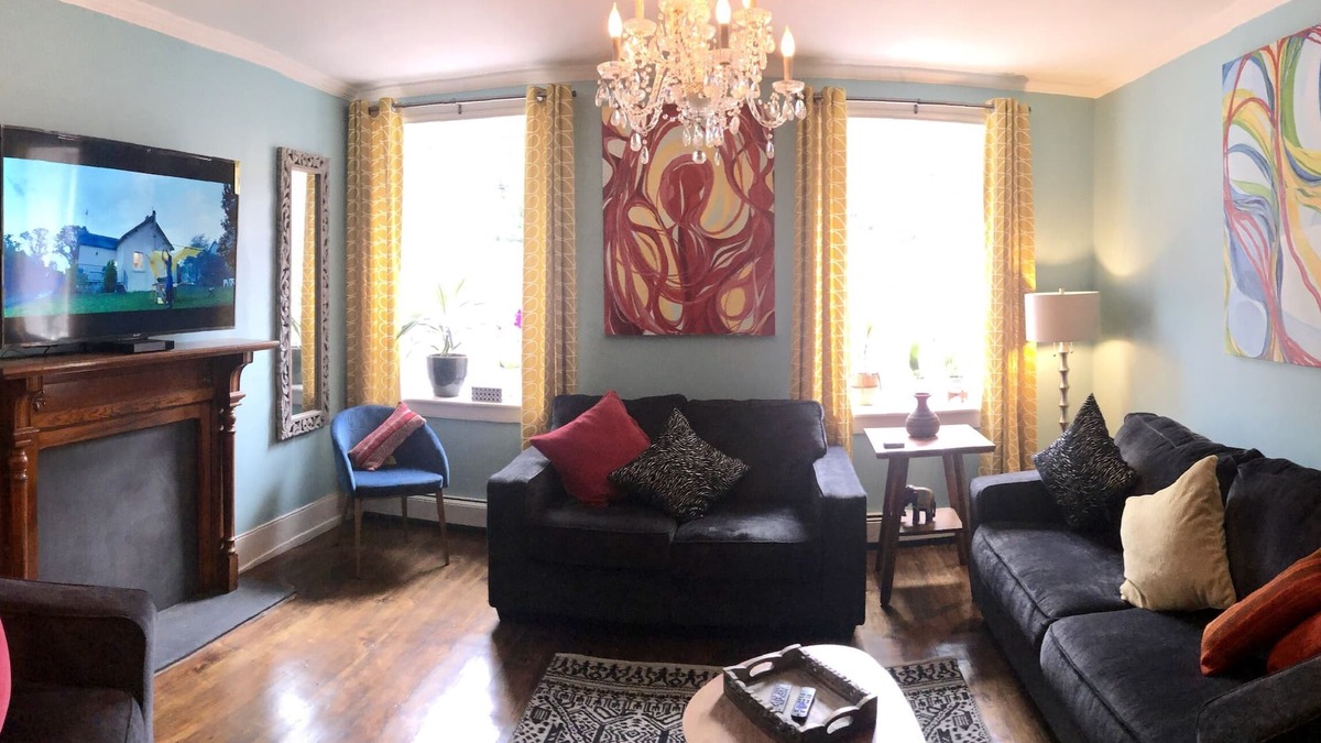 Ashfield House | Stylish Stone Row Apartment in Historic Downtown
