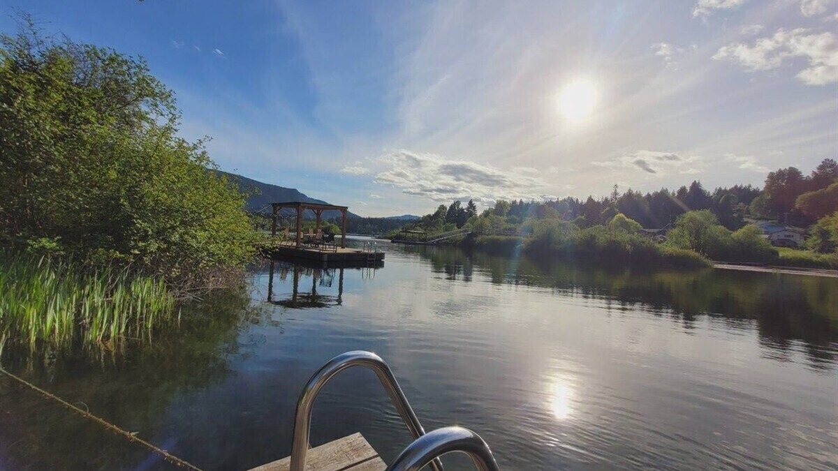 Lake Cowichan Hotel | Stylish Studio at Riverside Boutique Motel - Trail