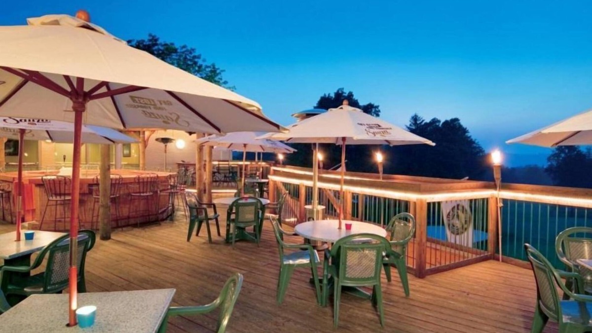 Cheat Lake Apartment | Stylish Studio at Lakeview Golf Resort