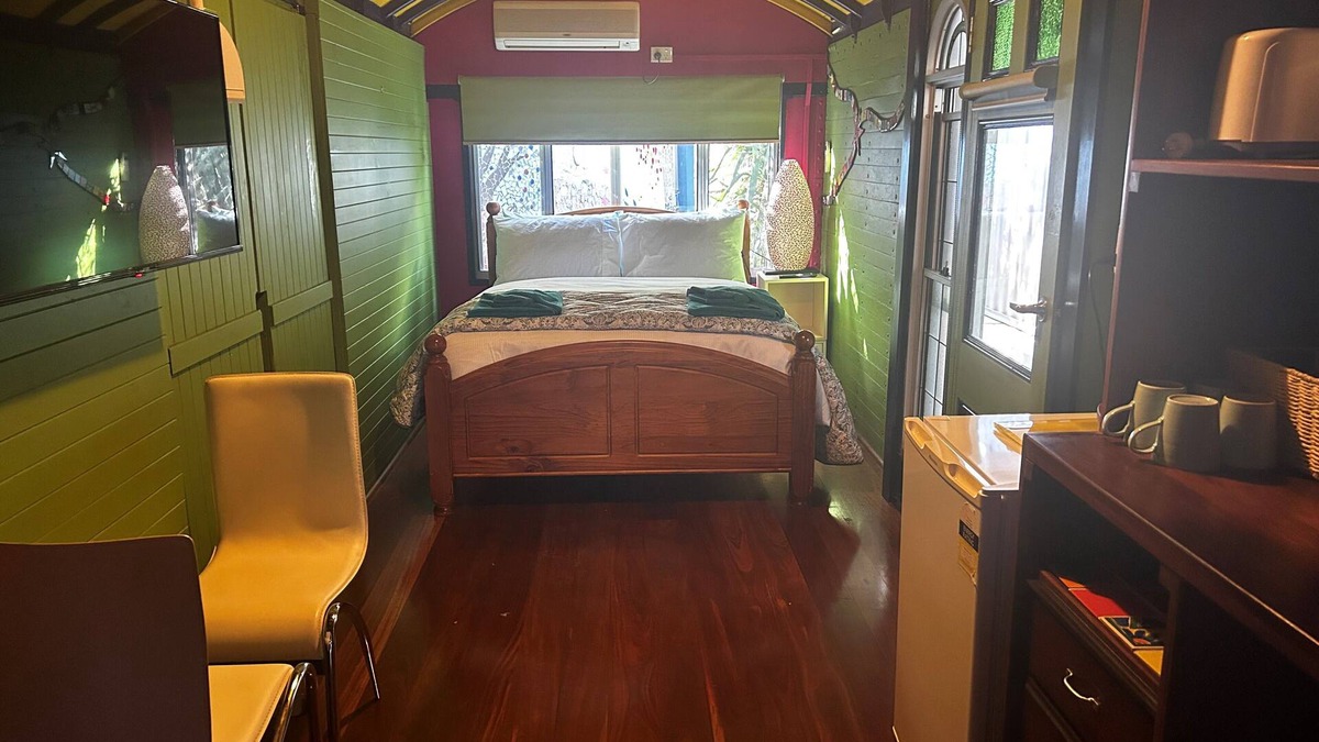 South Fremantle House | Stylish Studio on South terrace. 2 Minute walk to the beach.