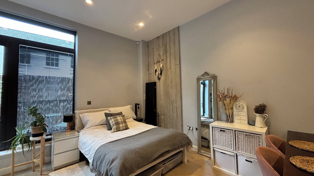 Hackney Apartment | Stylish Studio in Hackney with Private Terrace