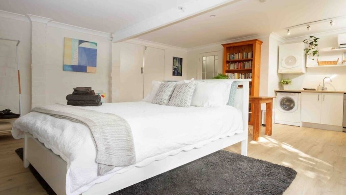 Annandale House | Stylish Studio in Heart of Annandale Village