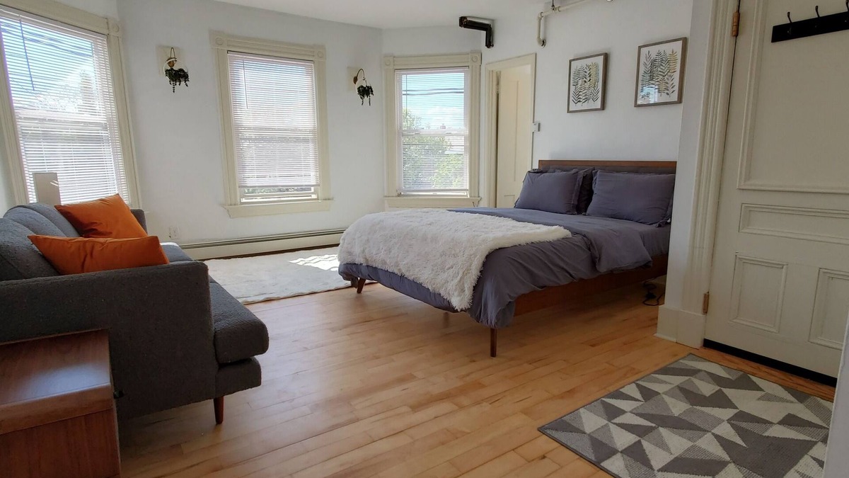 Old North End Apartment | Stylish Studio in the Queen Cityn