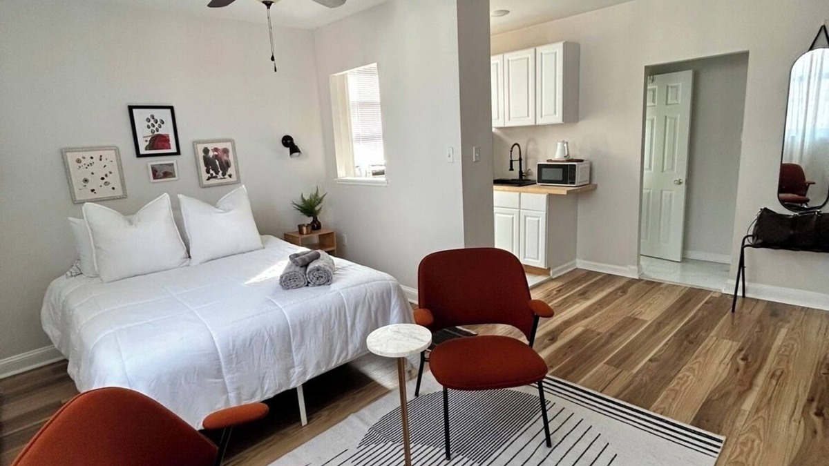 Point Breeze Apartment | Stylish Studio in Vibrant Urban Neighborhood WiFi Ample Closet Space, TV