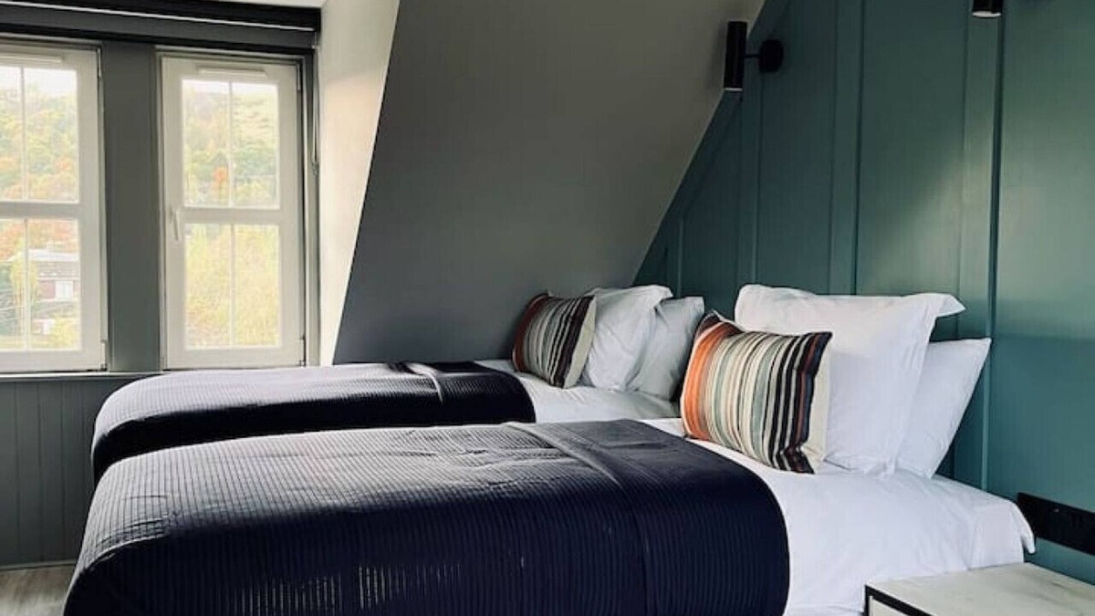 Innerleithen Apartment | Stylish studio room, twin, en-suite & kitchenette