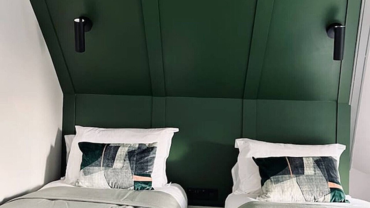 Innerleithen Apartment | Stylish studio room, twin, en-suite & kitchenette