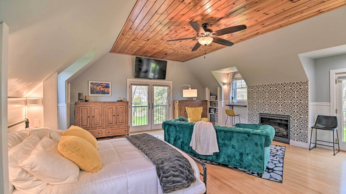 Saratoga Springs Apartment | Stylish Studio w/Fireplace ~ 3 Mi From Dtwn!