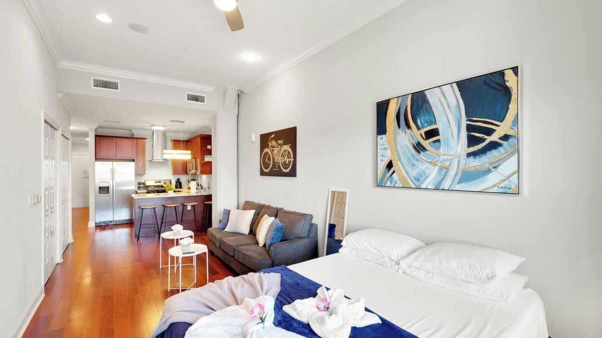 Olde Kensington Apartment | Stylish Studio w/Rooftop Pool