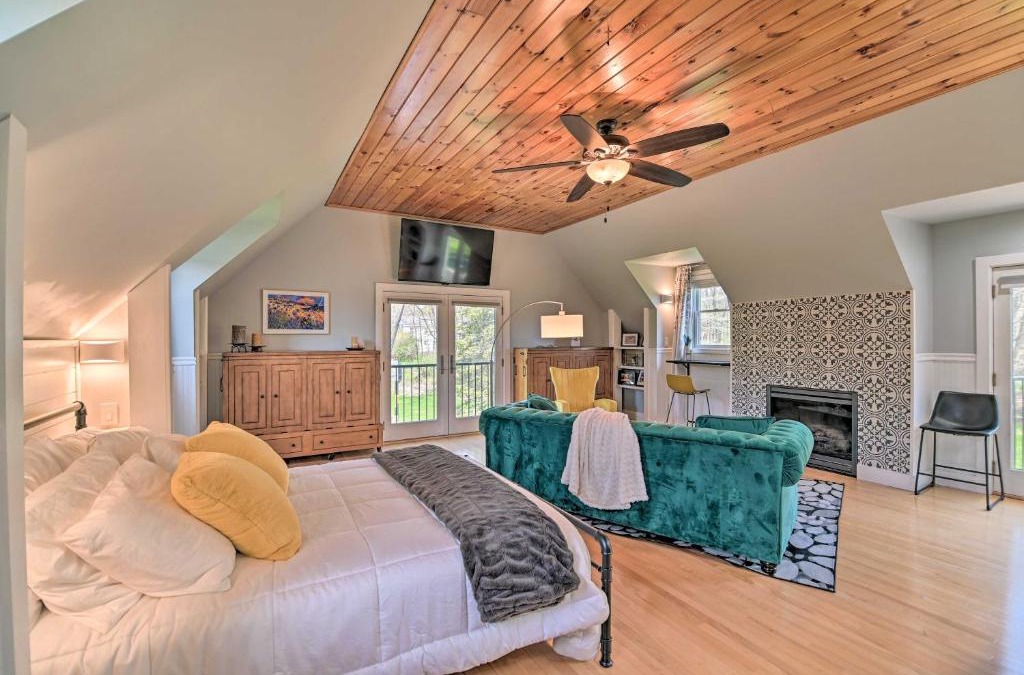 Saratoga Springs Apartment | Stylish Studio with Fireplace about 3 Mi From Dtwn!