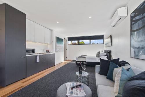 St Kilda West Apartment | Stylish Studio with Great Amenities near Beachside