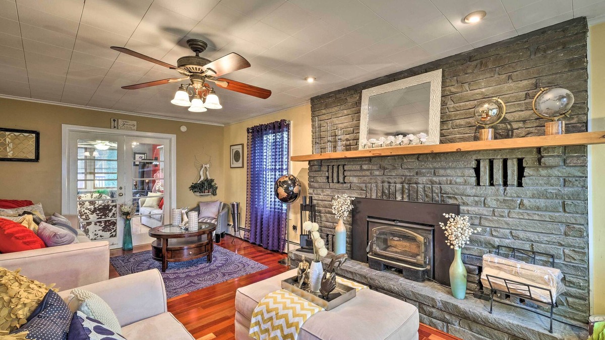 Johnstown House | Stylish Suburban Getaway, 10 Miles to Royal Mtn!