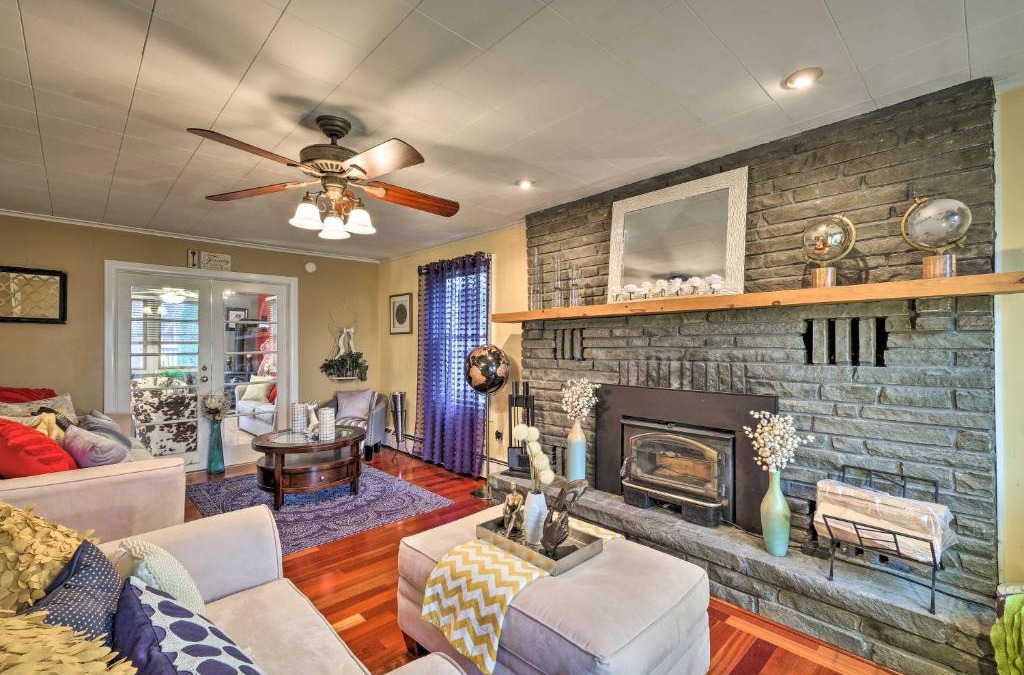 Johnstown House | Stylish Suburban Getaway, 10 Miles to Royal Mtn!