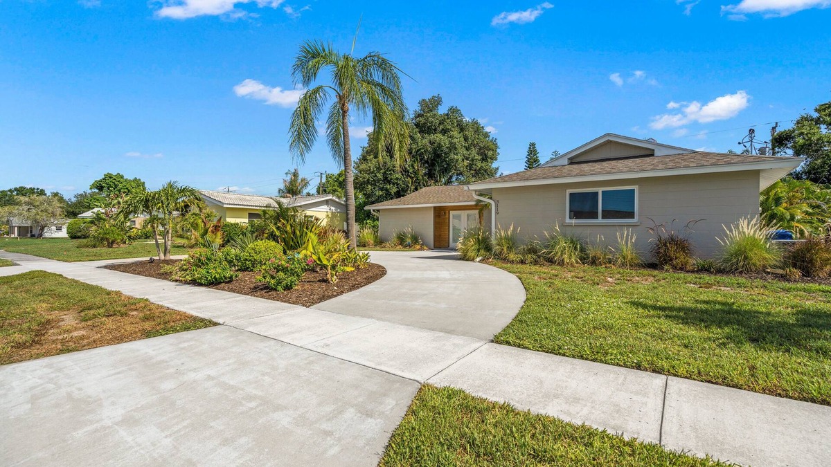 Gulf Gate Estates House | Stylish & Sunny Gem ~ Mins to Siesta Key ~ Hot Tub