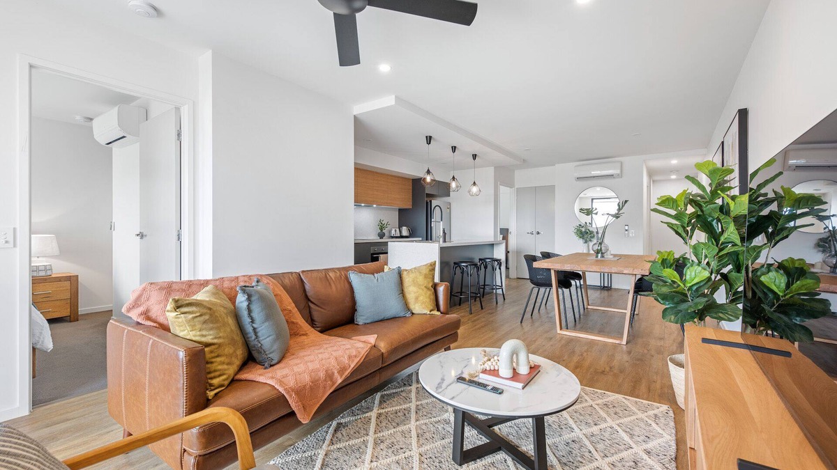 Spring Hill Apartment | Stylish & Superb! 2bed/2bath/1car~ Walk to CBD