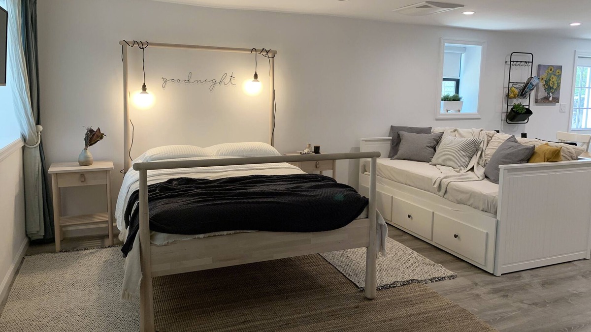 Tarrytown Apartment | Stylish Tarrytown Studio - Walk to Train & Main St