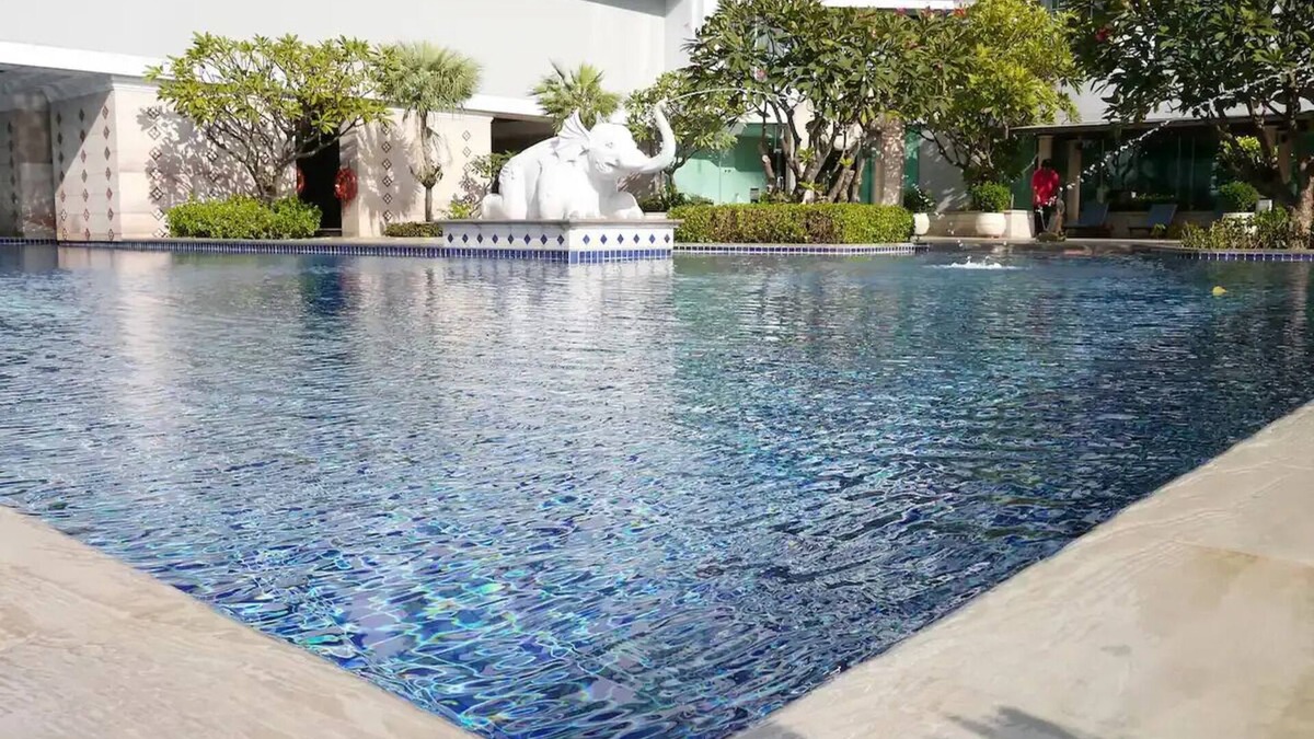 Khlong Ton Sai Apartment | Stylish two bedroom with river view