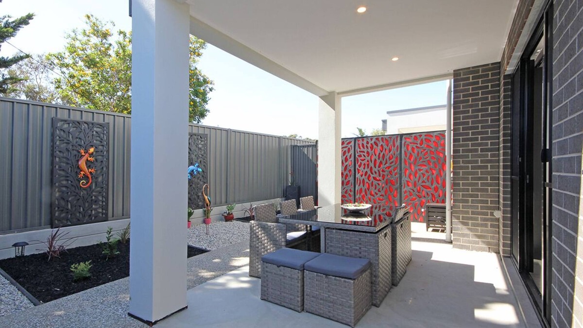 Christie Downs House | ✿Stylish Townhouse; w/King Bed, NBN, Netflix, WIFI