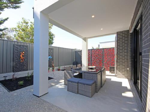 Christie Downs House | ✿Stylish Townhouse; with King Bed, NBN, Netflix, WIFI