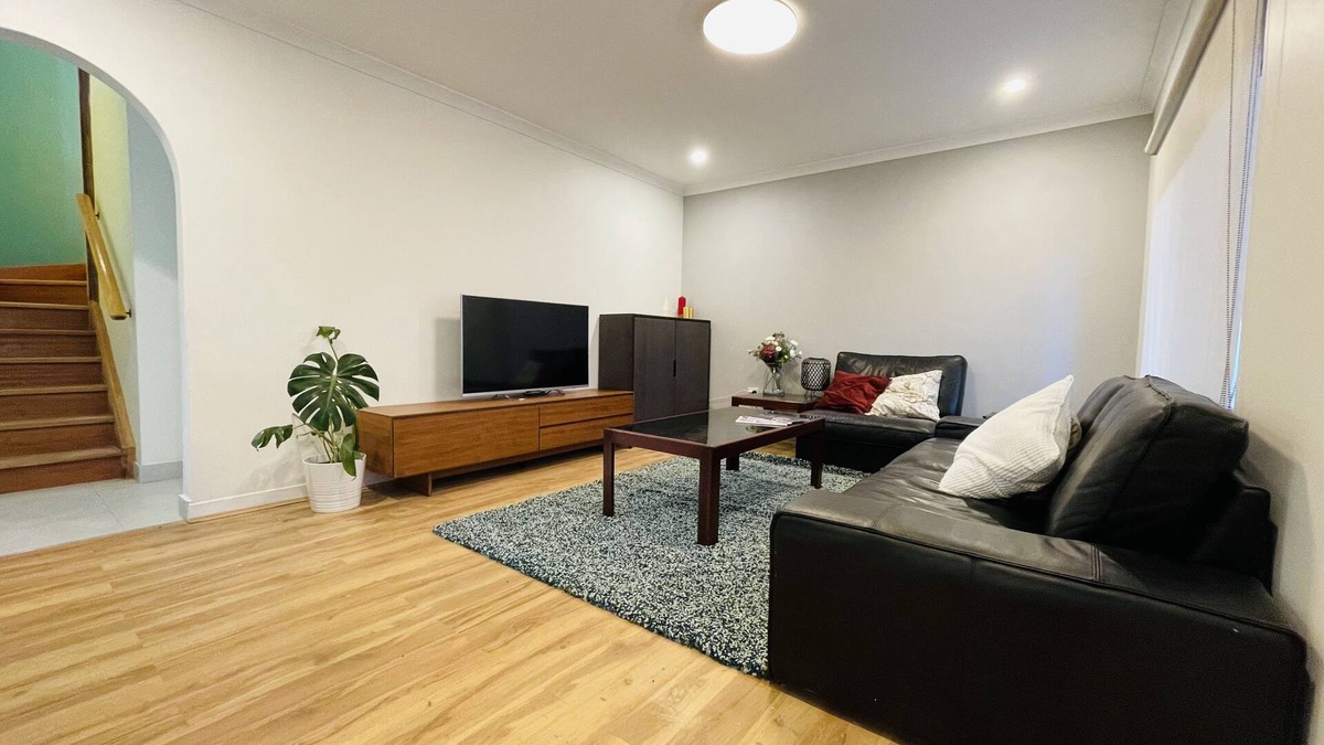 Bentley House | Stylish townhouse with a cosy balcony