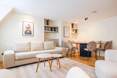 Quartier de la Place-Vendome Apartment | Stylish Triplex with Amazing Terrace near Louvre
