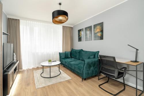 Nowe Miasto Apartment | Stylish Two Bedroom Apartment with Parking Near Lake Malta in Poznań by Noclegi Renters